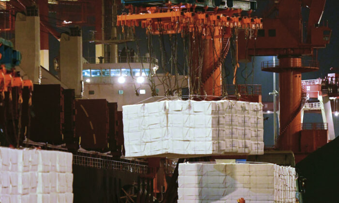 China export workers load machines 700x420 Epn63d