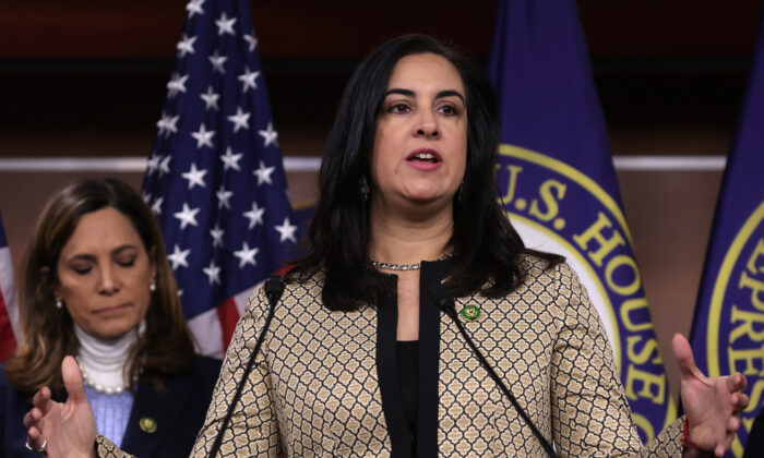 Nicole Malliotakis 700x420 C6WpZk