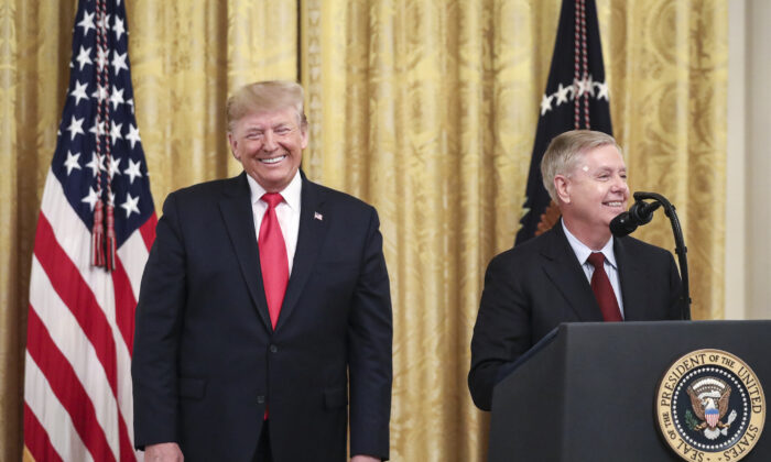 Trump looks and Graham 700x420 ogtUiw