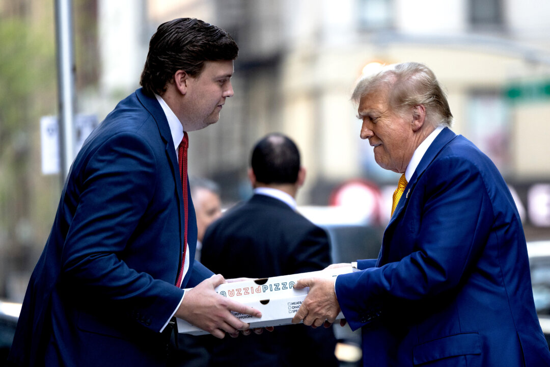 id5643005 Trump delivers pizza GettyImages 2151175214 1080x720 HYVJnd