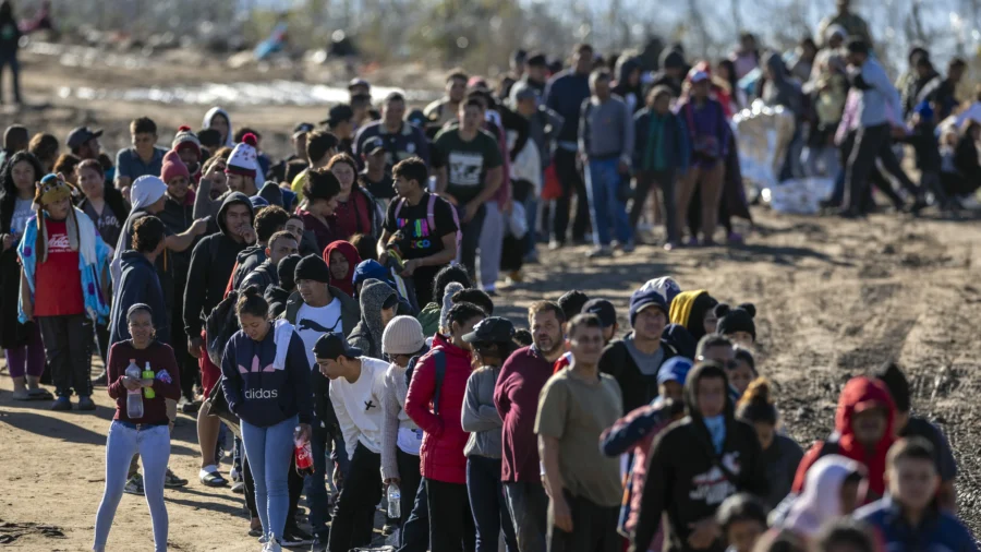 id5652915 mass migration at border OLy42v