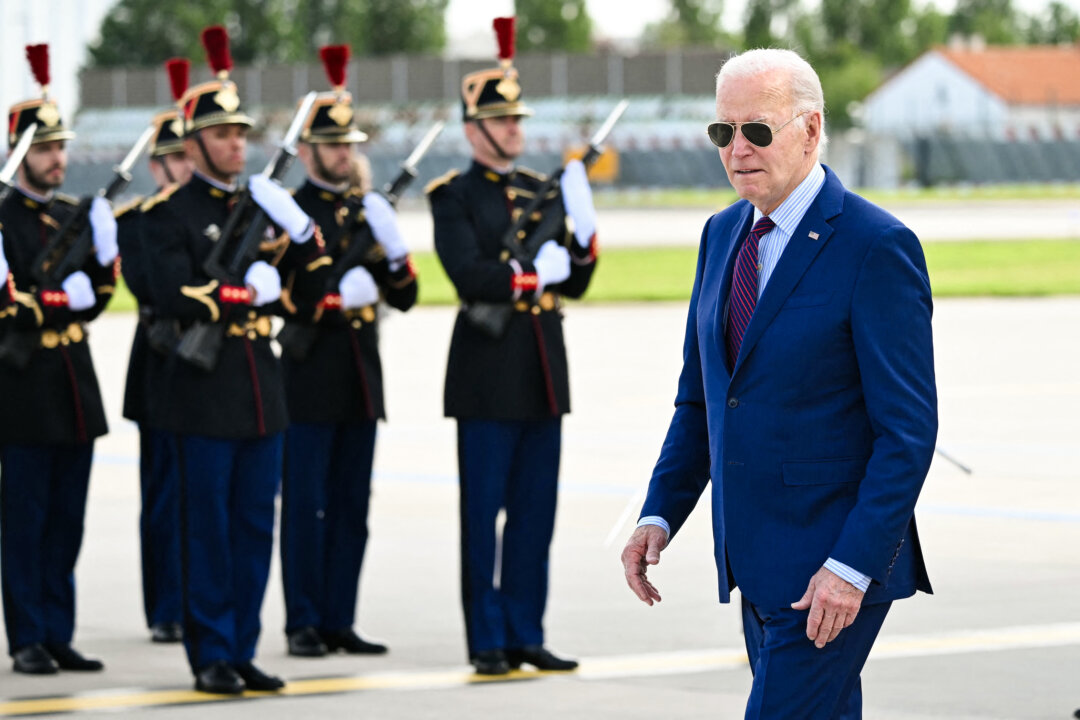 id5663365 Biden in Paris France OP 1080x720 5YaY42