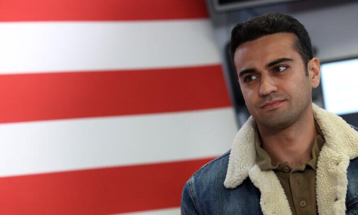 Abe Hamadeh 700x420 N7Ru8r