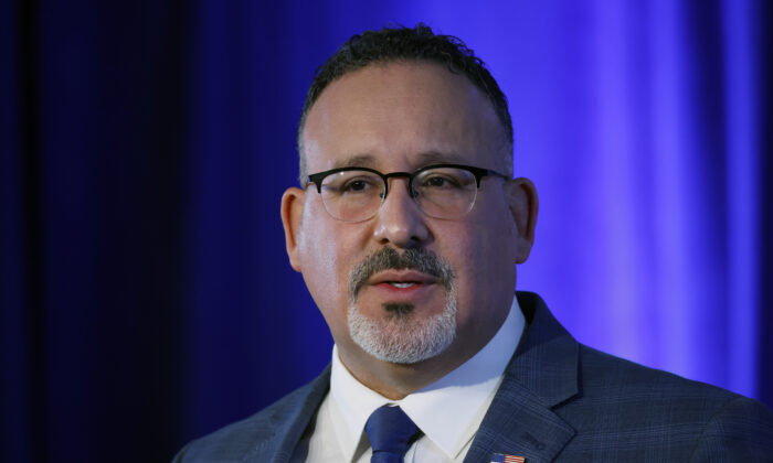 Miguel Cardona 700x420 77tET0